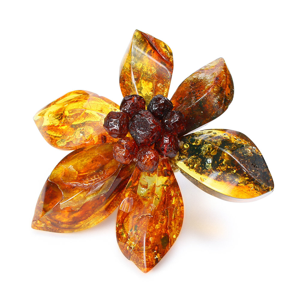 Брошь-кулон из янтарных камнерезных лепестков