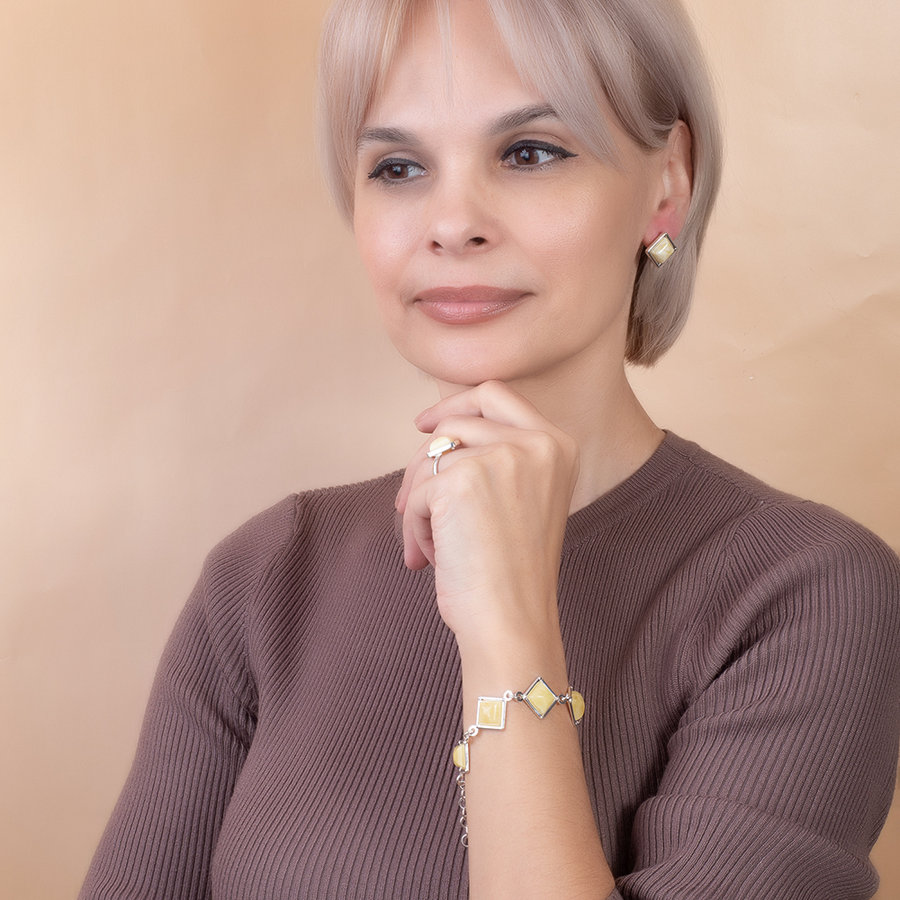 Дизайнерский браслет в серебре с натуральным черным матовым янтарем