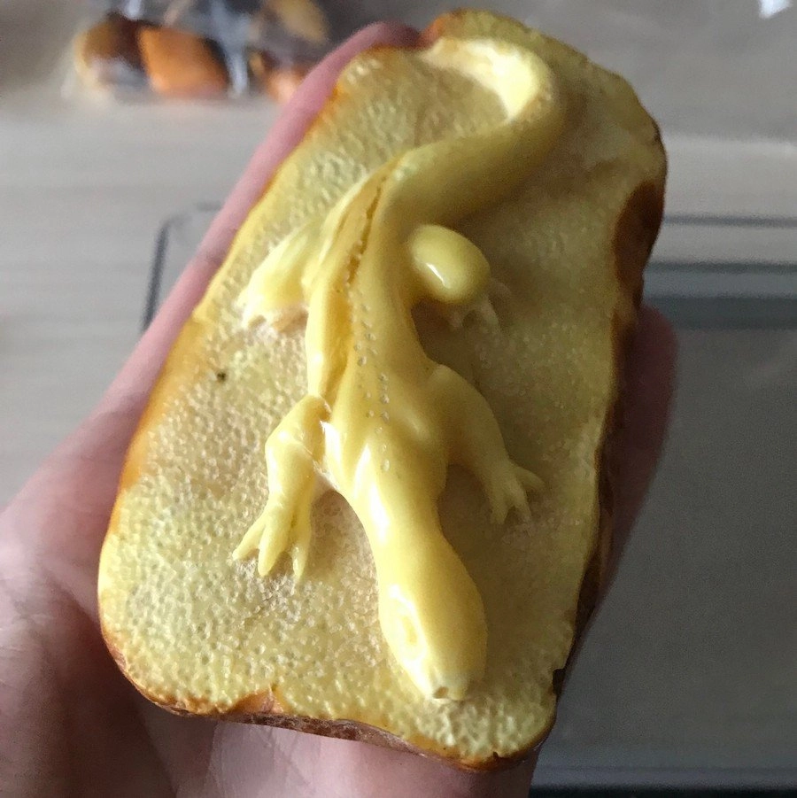 Резная ящерица из натурального пейзажного янтаря