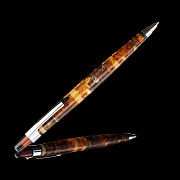 Стильная шариковая ручка c натуральным темным янтарем в подарочной коробке