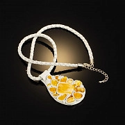 Элегантный кулон из белой кожи с пейзажным янтарем на плетеном шнурке