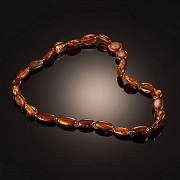 Элегантные бусы-сливки через бисер из натурального коньячного янтаря
