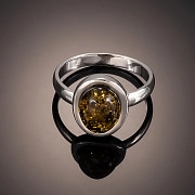 Восхитительное серебряное кольцо с натуральным зеленым янтарем "Анталия"
