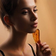 Янтарный массажер - скребок для лица Гуаша