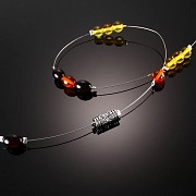 Колье с натуральным контрастным янтарем на струнке стильное