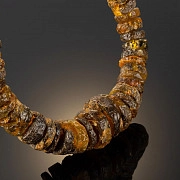 Лечебные бусы-шайбы из натурального необработанного черно-зеленого янтаря от зоба