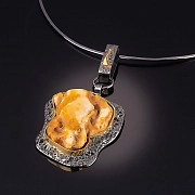 Серебряное колье с крупным кулоном из натурального янтаря дизайнерское