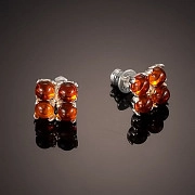 Легкие серебряные серьги - гвоздики с натуральным коньячным янтарем
