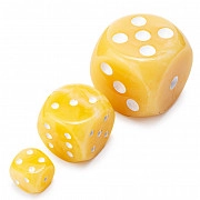 Крупный кубик игральный янтарный светлый