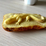 Резная ящерица из натурального пейзажного янтаря