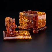Шкатулка с натуральным янтарем "Белочка"