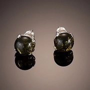 Нежные серебряные серьги - гвоздики с натуральным зеленым янтарем