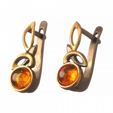 фото серьги из латуни на классическом английском замке с янтарем Amberprofi.ru
